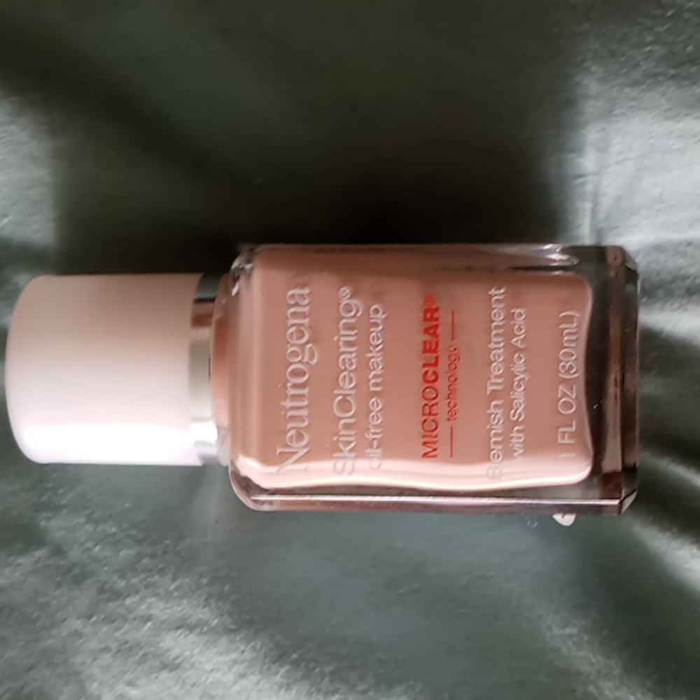 Neutrogena Skin Clearing oil free Cover Up
